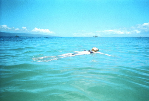 the-e-n-d-l-e-s-s-s-u-m-m-e-r: My sisters friend teresa floating in the ocean when we went to hawaii :)