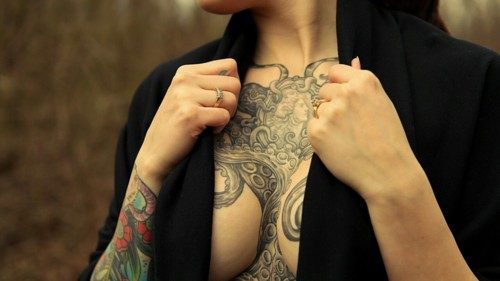 Nenas tatuadas, entre soft y porno.