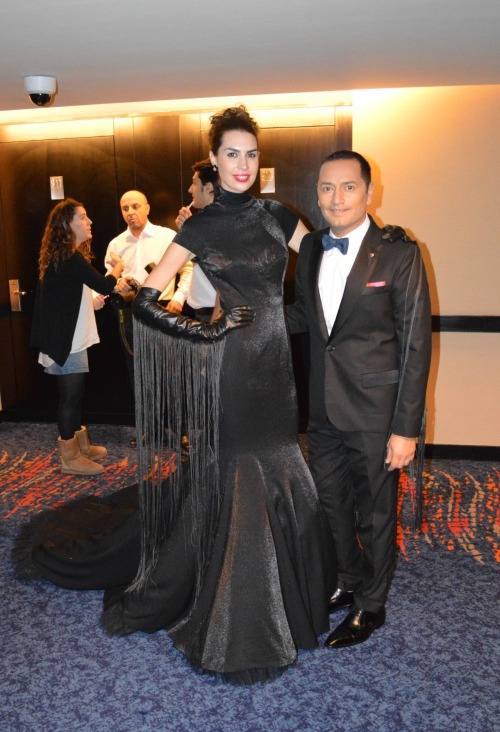 Pablo Ramírez vistió a la modelo Solange Cubillo para la red carpet de los Martín Fierro 2012. A su lado Fabián Medina Flores, estilista  a cargo de los looks de las tres anfitrionas de la alfombra roja.