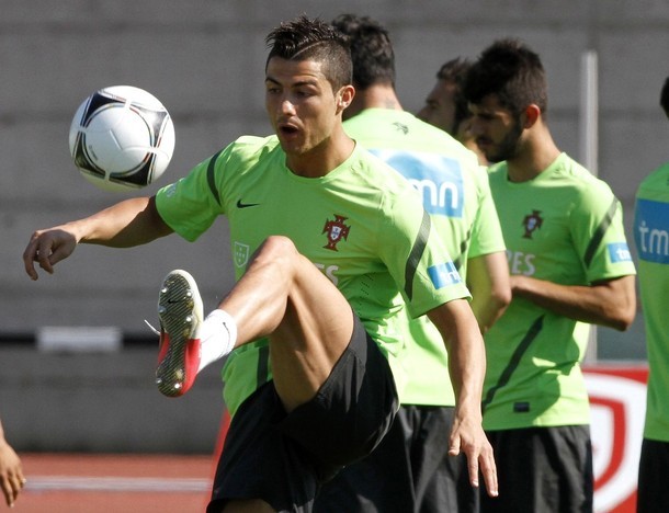 Cristiano focusing his object of desire.
Training 28.05.2012(via Photo from Reuters Pictures)