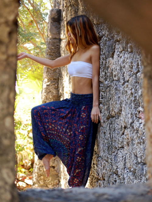 nakedvibes:

beautiful girl and beautiful clothes

yeah i really want those pants!