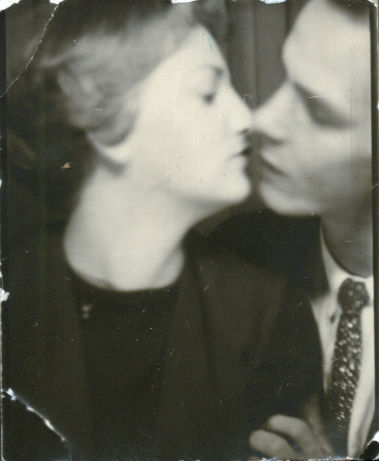 kissing photobooth