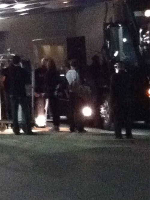 horanismylover:  Lou &amp; El getting off the tour bus in Chicago a few minutes ago! 
