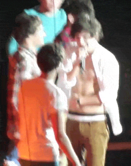 
So are you really staring directly at Louis and smiling after your shirt gets ripped off okay that’s cool. [x]
