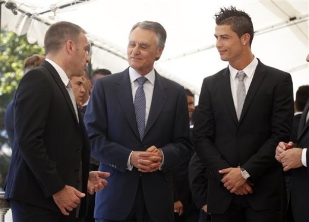  The coach and the captain with the president, 04.06.2012.(via Photo from AP Photo)