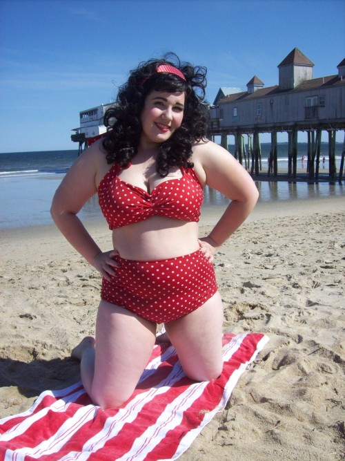 fuckyeahfatpinupgirls:

Absolutely in love with my new bathing suit!

