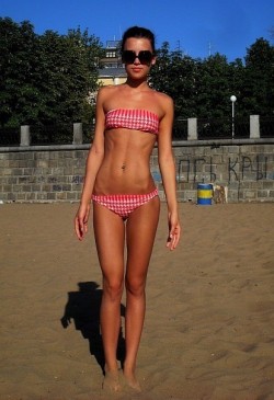 thinandfitspo:

Reason to be fit: for when you get tagged in those pictures.