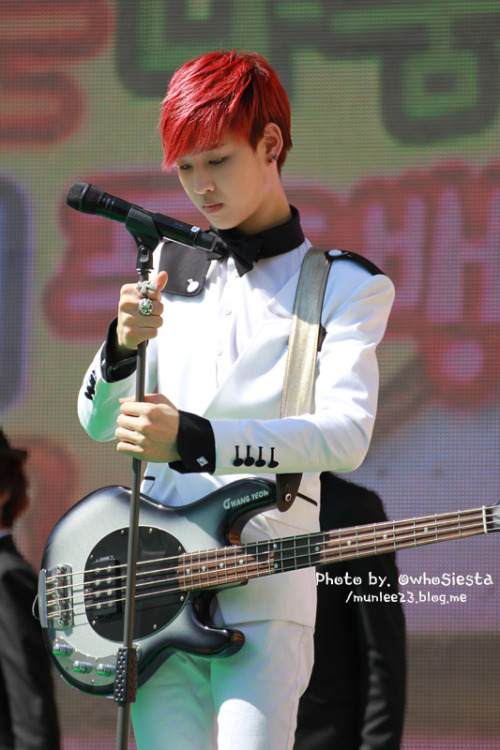 [120503] Led Apple Kwangyeon at MBC Food Bank
Source&#160;: munlee23 @ naver
Please don&#8217;t edit and crop the logo  