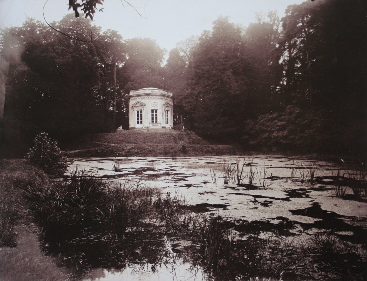 Eugène Atget - Pavillon d&#8217;Amour, Versailles
c. 1905 