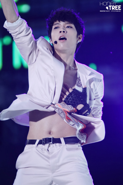 itshysterie:  He lost his abs! In my opinion, I think it looks better like this… :D;; His waist also looks less unhealthily tiny than it used to be.   he did this on purpose!!! thahahahahhahaa