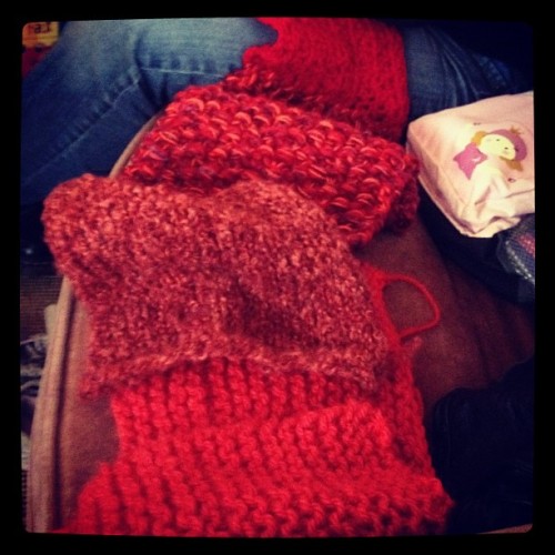 En cours d&#8217;assemblage&#160;: une belle écharpe rouge pour Corto&#8230; Mais le mauvais temps fait reporter l&#8217;happening&#160;! (Pris avec Instagram)