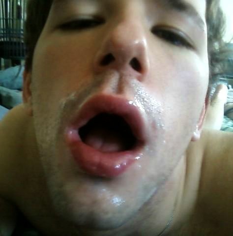 hotcunts: Now there is a happy little cum pig….mmmmmmm id love to lick his face clean. 
