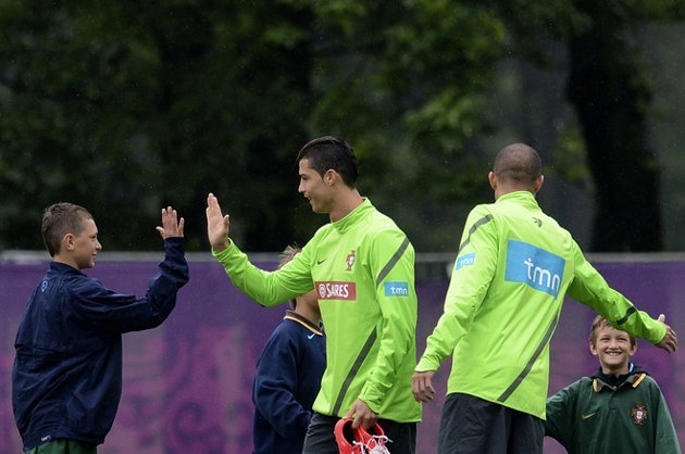 High five with the ballboy.Good to see a smile on Cristiano&#8217;s face.
Training in Opalencia, 14.06.2012(via Euro 2012 Photos | Pictures - Yahoo! Sport UK)