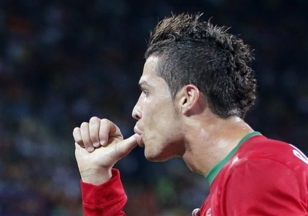 ♥ ♥ ♥
EURO 2012 - Portugal vs. Netherlands 2:1, 17.06.2012(via Photo from AP Photo)
