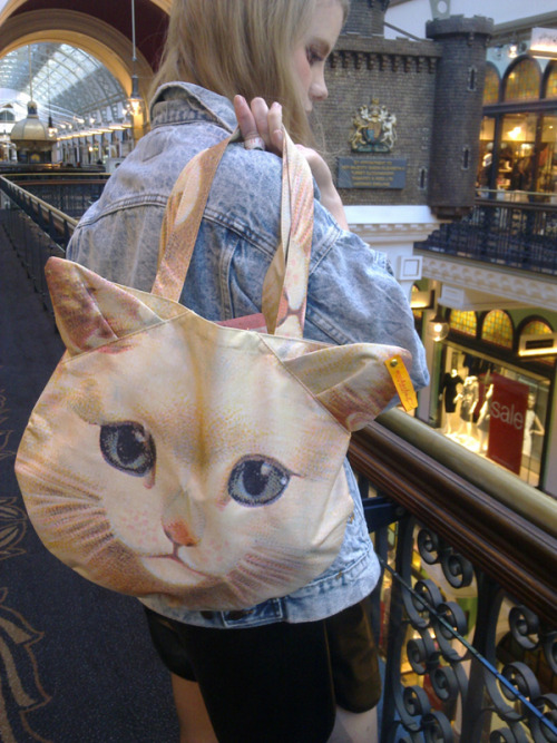 t-opshop:

hahah hey look it’s a cat bag
