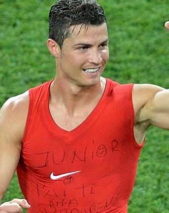 The message reads: &#8220;Junior, dad loves you. Happy Birthday.&#8221;&#8230; and the smiley faces Cristiano drew :o)