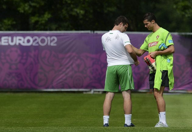  I guess the lucky man will never wash this shirt again.
Training in Opalencia, 19.06.2012(via Euro 2012 Photos | Pictures - Yahoo! Eurosport UK)