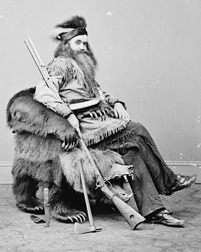 steroge: California охотник / охотник Сет Кинман (1815-88), создавая в своих самодельных Grizzly Bear председателя, ок.  1860 Всегда был поклонником Сета Кинман, хотя ... Печень, питающихся Джонсон является моим любимым человеком горы / охотника, в значительной степени из-за его Чарльз Бронсон в стиле одного человека войну на Ворон после того как они убили его жену, едят печень воинов, которых он убил для того, чтобы шокировать и оскорблять тех, кто нашел их тела ... его вендетта продолжалась (согласно Википедии) от двенадцати до двадцати пяти лет, пока в конце концов он заключил мир с племенем.