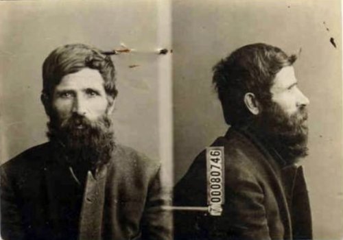 lefauxsonduprogres:

Antonio Ramón Ramón
Obrero anarquista español que atentó contra el general chileno Silva Renard, responsable de la matanza de la Escuela Santa María de Iquique.