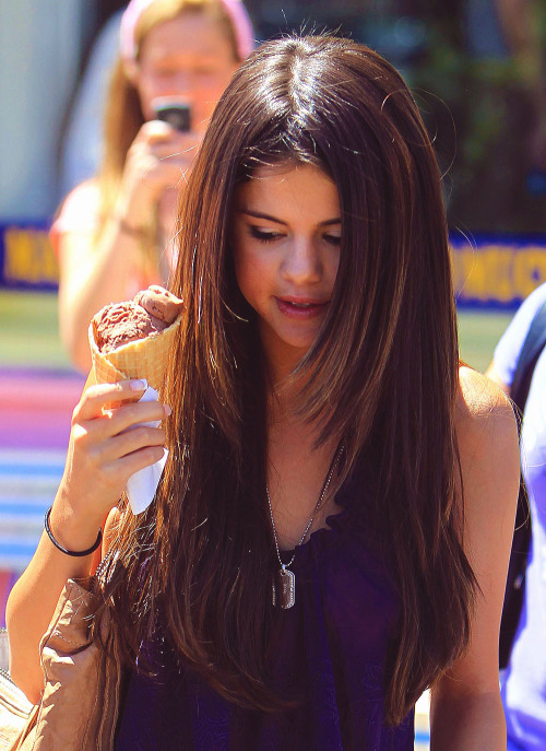
3/25 pictures of Selena Gomez
