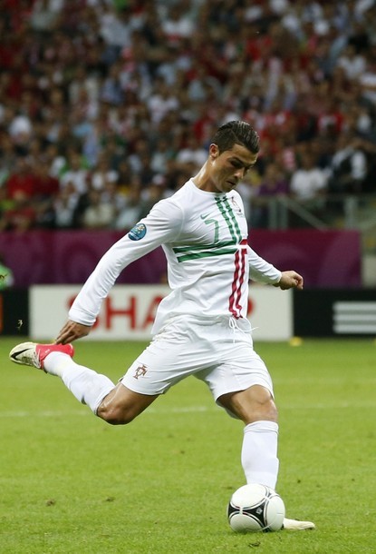 Concentrated until the fingertips (as we say in Germany). Just look at his right hand.
EURO 2012 - 1/4 final Portugal vs. Czech Republic 1:0, 21.06.2012(via Photo from AP Photo)