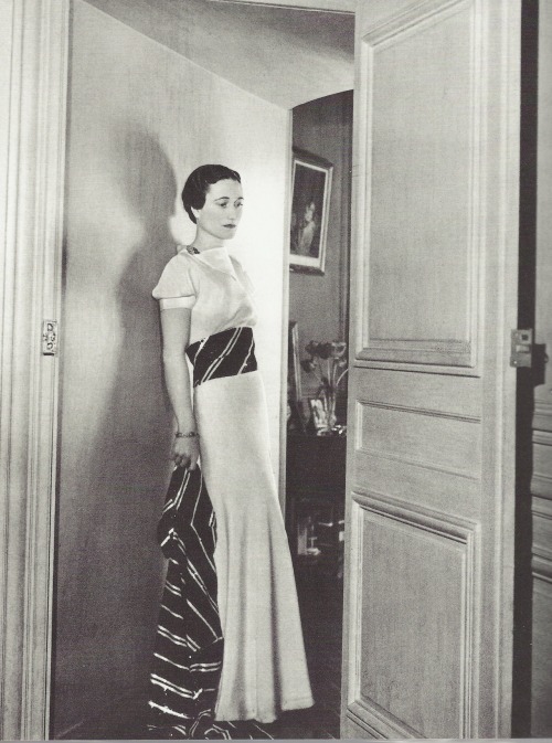 Cecil Beaton- Wallis Simpson en robe d&#8217;organdi, au château de Candé (France), 1937
