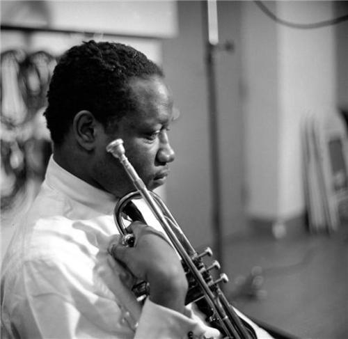  Clifford Brown&#8217;s death in a car accident at the age of 25 was one of the great tragedies in jazz history. Already ranking with Dizzy Gillespie and Miles Davis as one of the top trumpeters in jazz&#8230;  Brown died on this day in 1956. +++++ art: photo of Clifford Brown by Herman Leonard in NYC, 1954