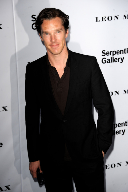 clock-watcher:

Hi-res pic:  Benedict Cumberbatch at the Serpentine Gallery Summer Party at The Serpentine Gallery on June 26, 2012 in London.  

He&#8217;s never looked better. Gorgeous.