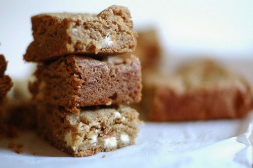 fooderific:

beauty-andthe-feast:

White Chocolate Blondies

more delicious pictures here! 
