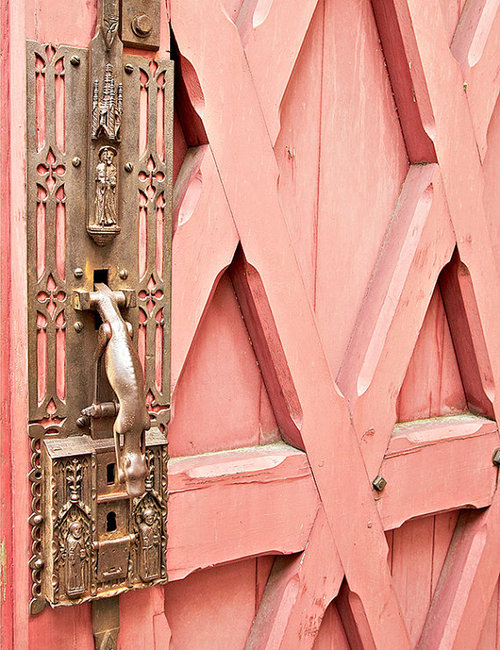 pink-and-only-pink:

Pink gate
