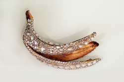 ifyoucarryonthisway:

catholicnun:

very chanel banana

no its a representation of how beauty is only skin deep you obviously dont understand the deeper meaning behind this photo of a bedazzled banana 
