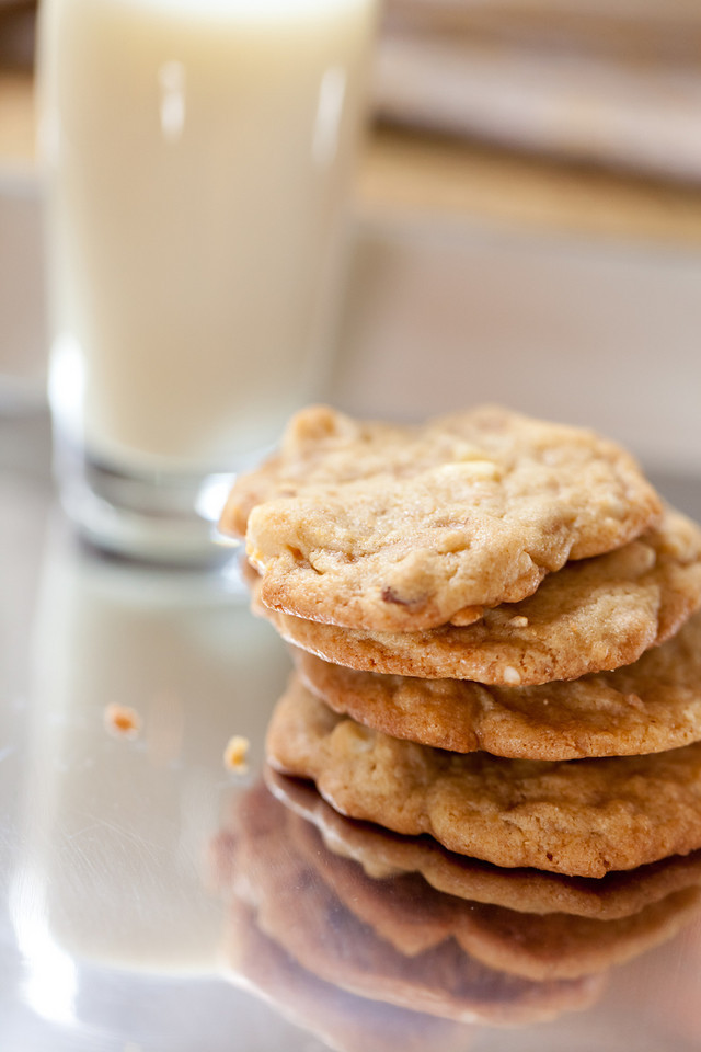 (via >Attention All Cookie Monsters: White Chocolate Toffee Macadamia Cookies)