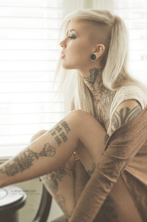Sara Fabel / Hermosa rubia tatuada, ideal para hoy.