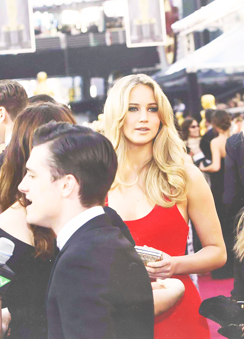  Josh and Jennifer in the same photograph taken from the Oscars 2011 before they’ve met. 