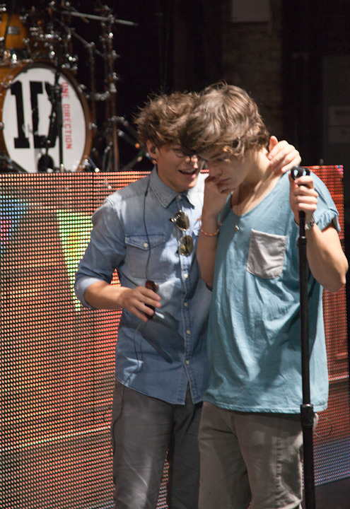 Louis and Harry rehearsing for the tour.