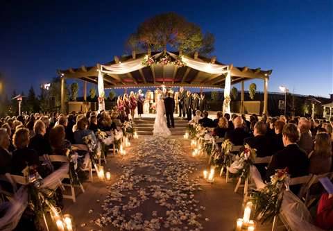 sposarsi la sera è la prima scelta da fare per rendere la cerimonia estremamente elegante. 
