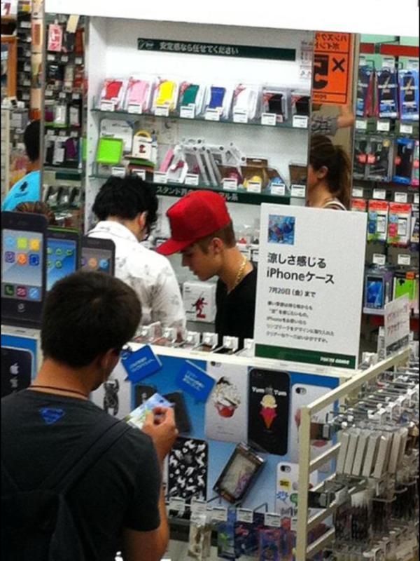 Justin and Selena shopping in Japan.