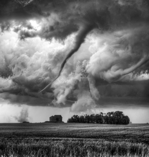 lonelycoast:

Loreburn, Saskatchewan, Canada Tornado by Robert Edmonds
