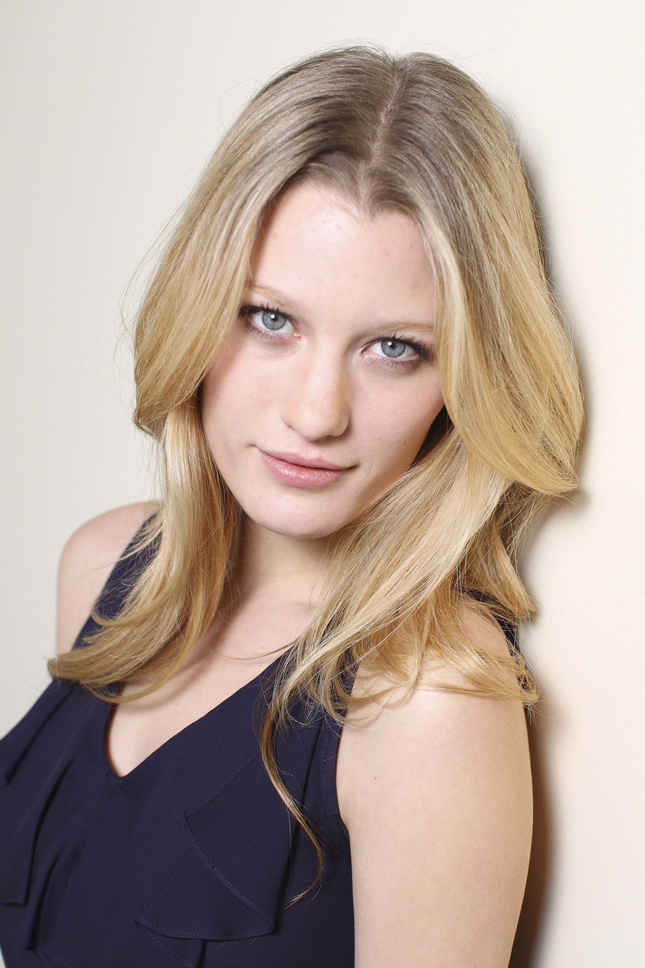 Ashley Hinshaw - Gallery Photo Colection