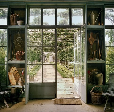 thelisaportercollection:

Bunny Williams’ greenhouse.
