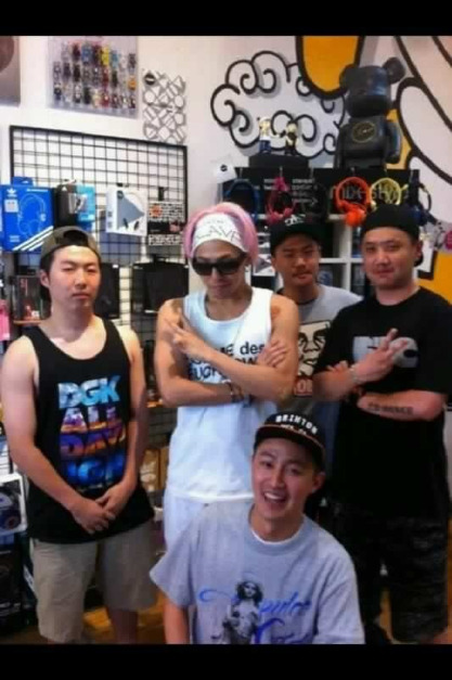 G-Dragon Hanging Out at Hongdae (120715)
source: @mystifize