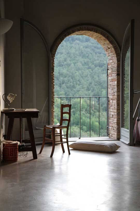 valscrapbook:

design-related:
A room with a view of Umbria. A lovingly renovated Castellaro, Italy, home. Photo courtesy Apartment Therapy.
