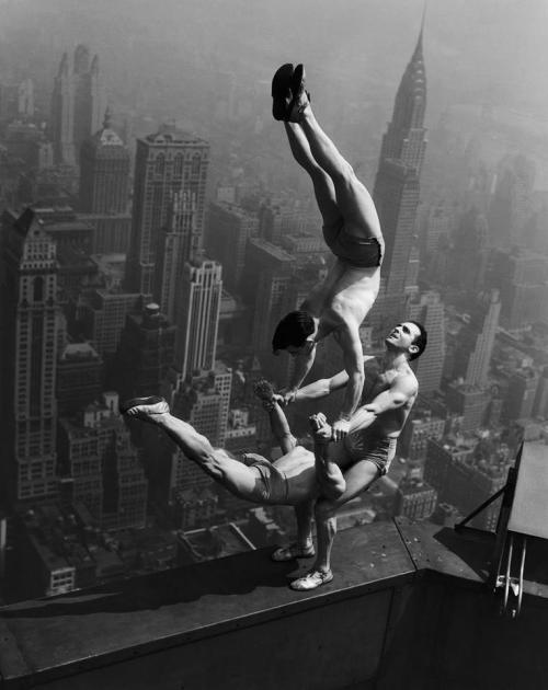 cruello:

Acrobats Performing on the Empire State Building, 1934 
Photo: Otto Bettmann