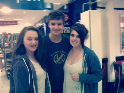 Liam con un par de fans en una estación de servicio en Manchester - 21.07.12.