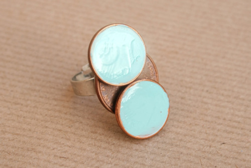 Nifty coin ring
http://bywilma.com/2012/03/29/diy-coin-ring/