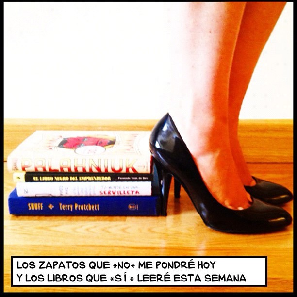 los zapatos que *no* me pondré hoy y los libros que *sí* leeré esta semana #litatyourfeet  (Taken with Instagram)