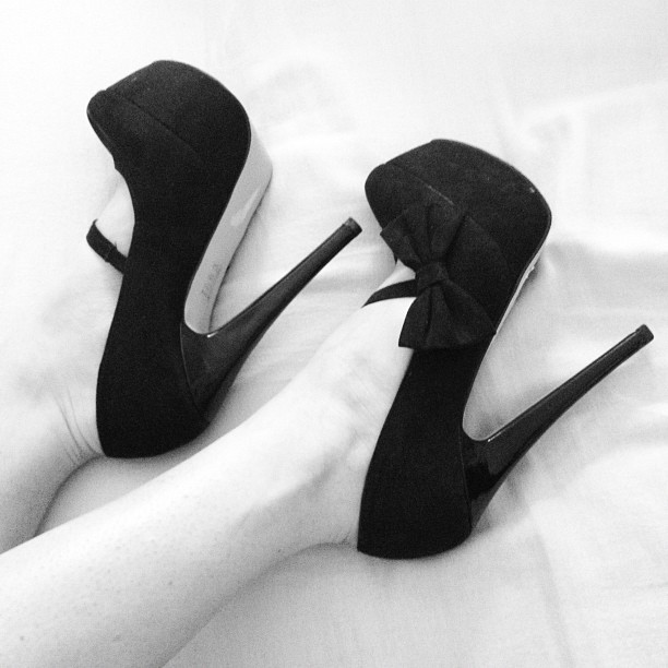 isabellenecessaryonabike:

GONNA DIE T’NIGHT #shoes #heels #cute #bow #killer!  (Taken with Instagram)