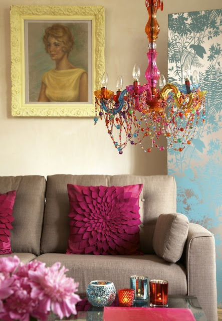 Chic hot pink and cool blue living room.
(via ECLECTIC LIVING HOME)