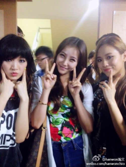  Fei and Jia with Hanwon Chio at JYP Nation Concert in Seoul 2012 -backstage room 