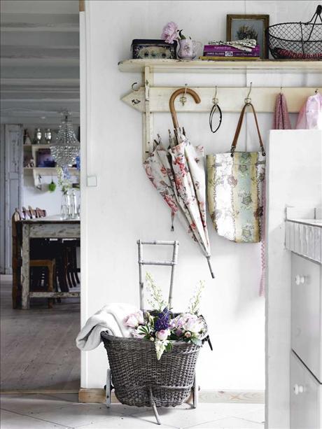 dyingofcute:

lovely shabby entryway with a floral umbrella
